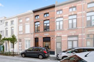 <p><span>De rustige Kanonstraat is nog maar net heraangelegd en vergroend, met parkeerplaatsen langs de straat en weinig doorgaand verkeer. De mooie gevel met hoge zwarte ramen maakt bezoekers nieuwsgierig. Qua kosten bezorgt de goede epc-score van 146 kWh/m²/jaar (B-label) gemoedsrust. Er is 14cm isolatie aanwezig in het schuine dak, plus 6cm aan de binnenkant van voor- en achtergevel. Binnen vallen de houtaccenten op, die goed passen bij de witte muren en zwarte trap. De gezellige keuken is voorzien van een rist nieuwe apparaten en een hoge spatplaat boven het werkblad. Qua bergruimte omvat het huis een kelder, afgewerkte zolderruimte en ingemaakte kasten. In de ruime living vallen de zwarte schakelaars en stopcontacten op, plus de koepel en ingebouwde LED-plafondspots. Het kamerbrede, zwarte schuifraam biedt uitzicht op het betegelde, goed georiënteerde terras onder de pergola en op het ommuurde tuindeel met kunstgras. Op de eerste verdieping werd een gloednieuwe badkamer geïnstalleerd met hangtoilet, sierradiator, afgerond acrylbad, dubbel meubel en inloopdouche (regenfunctie) met glazen wand. De master bedroom is groot genoeg voor een brede kast. De overige kamers zijn eveneens ruim bemeten. De bovenste verdieping is mooi afgewerkt en geschikt als grote bergruimte.</span></p><p><span> </span></p>