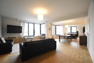 Op de eerste verdieping van een fijne residentie met lift, vind je dit instapklare en bijzonder aangename appartement.Je komt het appartement binnen...