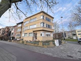 L'appartement est situé dans un emplacement privilégié à Deurne, près du parc Te Boelaar en -Boekenberg et présente la disposition suivante :Appartement au premier étage- Espace de vie spacieux sur carrelage avec de grandes fenêtres, équipé de volets- Spacieuse cuisine rénovée avec cuisinière électrique, réfrigérateur avec congélateur, four et micro-ondes, évier double, lave-vaisselle et nombreux rangements.- Local de rangement avec raccordement pour machine à laver et sèche-linge- 1 chambre spacieuse (environ 12 m²) et un espace chambre/bureau supplémentaire (environ 6 m²)- Salle de bain rénovée avec douche à l'italienne, double vasque et sèche-serviettes- Toilettes séparées- Un garageDétails :- ÉPC : C- Le prix comprend 2 places de parking (une dans le garage, une devant la porte du garage)- Frais communs : caution de 15 euros, consommation d'eau privée comprise- Disponible le 15/02/2026- L'appartement est toujours en cours de peinture (couloir et espace de vie)- La porte de garage est toujours en cours de remplacement(ré) Acheter ou (louer) louerSi vous avez des questions, vous pouvez toujours nous contacter !Dewaele Real Estate avec conseils.