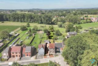 <p>In het rustige en groene Zandbergen bevindt zich deze instapklare halfopen bebouwing met vier slaapkamers, twee badkamers en een zonnige zuidwestgerichte tuin. De woning geniet van een aangename ligging, ideaal voor wie houdt van rust, natuur en mooie wandelingen, terwijl het station van Zandbergen zich op slechts 1 kilometer bevindt.</p>
<p>Bij het betreden van de woning komt u terecht in de inkomhal die toegang biedt tot de open leefruimte. Het salon, de eetkamer en de keuken lopen naadloos in elkaar over en vormen samen een lichtrijke en gezellige woonomgeving met een prachtig zicht op de tuin. D Op het gelijkvloers bevindt zich eveneens een badkamer uitgerust met een ligbad, lavabo en toilet.</p>
<p>Op de eerste verdieping geeft de nachthal toegang tot drie volwaardige slaapkamers en een tweede badkamer met douche, lavabo en toilet. De tweede verdieping herbergt een ruime vierde slaapkamer van maar liefst 30 m². Hier zijn bovendien reeds de nodige leidingen voorzien voor de inrichting van een extra badkamer of toilet. Boven deze verdieping bevindt zich nog een praktische zolderruimte.</p>
<p>De droge kelder biedt plaats aan alle technische installaties. Daarnaast beschikt de woning reeds over een gescheiden rioleringsstelsel.</p>
<p>Buiten vindt u naast de woning een garage, een berging en een grote, onderhoudsvriendelijke tuin met een gunstige zuidwestoriëntatie.<br /><br />Meer info? Een bezoek? Bel Jordi 0477/32.61.53</p>