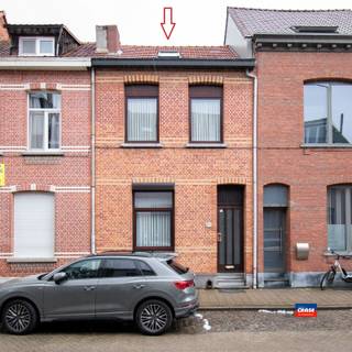<p><span>SCHOTEN | OP TE FRISSEN GEZINSWONING MET VIER SLAAPKAMERS EN TUIN OP EEN TOTALE GRONDOPPERVLAKTE VAN 165m² | EPC D |</span></p><p><span>Indeling als volgt : gelijkvloers : inkomhal - woonkamer - eetkamer - gesloten, geïnstalleerde keuken - veranda - grote tuin - badkamer met douche, lavabo en toilet.<br />Eerste verdieping : traphal - 2 slaapkamers - berging.</span></p><p><span>Zolder: hal - twee slaapkamers.</span></p><p><span>De woning is gunstig gelegen op wandelafstand van scholen, winkels en openbaar vervoer.</span></p>