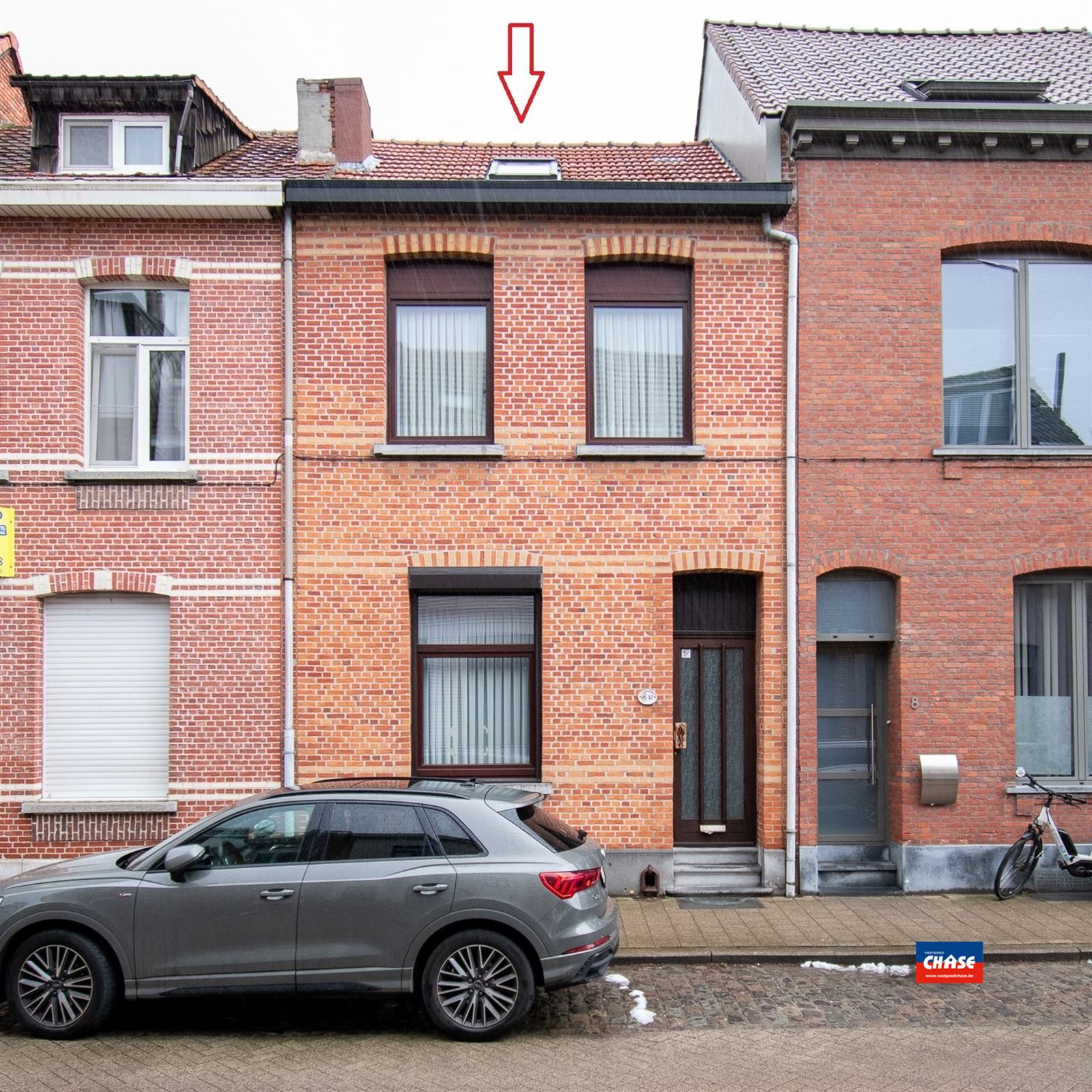 Op te frissen rijwoning met 4 slaapkamers op een rustige locatie - foto 1