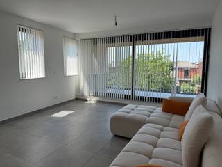 <p><strong>Ruim en energiezuinig appartement te huur – onmiddellijk beschikbaar</strong></p>
<p>Modern appartement van <strong>100 m²</strong> met <strong>2 slaapkamers</strong> en een <strong>zonnig terras van 10 m²</strong>. Dankzij <strong>EPC-label A</strong> en <strong>zonnepanelen</strong> geniet u van een energiezuinige woning met lage energiekosten.</p>
<p>De moderne keuken is volledig uitgerust met een <strong>inductiekookplaat, vaatwasser en combi-oven</strong>. De badkamer beschikt over een <strong>inloopdouche en dubbel lavabomeubel</strong>. Daarnaast zijn er zowel een <strong>toilet in de badkamer</strong> als een <strong>apart gastentoilet</strong>.</p>
<p>Extra troeven:</p>
<ul>
<li>
<p>Berging met aansluiting voor wasmachine</p>
</li>
<li>
<p>Ventilatiesysteem</p>
</li>
<li>
<p>Lamellen voorzien in het volledige appartement</p>
</li>
<li>
<p>Gemeenschappelijke gangen worden <strong>tweewekelijks gepoetst</strong></p>
</li>
</ul>
<p><strong>Huurprijs:</strong> € 975/maand + € 50 gemeenschappelijke kosten<br /><strong>Huurwaarborg:</strong> 3 maanden<br /><strong>Onmiddellijk beschikbaar</strong></p>
<p>Interesse? Neem gerust contact op voor meer informatie of een bezoek.</p>
