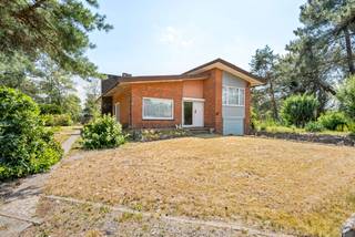Te renoveren woning op een ruim perceel van 1.828 m² in een groene omgeving te Balen. Deze compacte gezinswoning beschikt over een inkomhal, leefruimte, keuken met ontbijthoek, badkamer, veranda, berging, drie slaapkamers, een inpandige garage en een kelder.<br /><br />Gelijkvloers<br />Via de inkomhal betreedt u de gezellige leefruimte, bestaande uit een zithoek en een eetkamer. Aansluitend bevindt zich de keuken met een praktische ontbijthoek, ideaal voor een snelle start van de dag. Vanuit de keuken en de veranda geniet u van een mooi uitzicht op het achterliggende groen en de omliggende natuur. Verder beschikt het gelijkvloers over een handige berging/wasplaats en een badkamer, uitgerust met een bad met geïntegreerde douche en een enkele wastafel.<br /><br />Verdieping<br />De trap in de inkomhal brengt u naar de eerste verdieping. Hier bevinden zich drie slaapkamers, die tal van mogelijkheden bieden voor een gezin, hobbyruimte of thuisbureau.<br /><br />Extra troeven<br />De woning beschikt over een inpandige garage en een praktische kelder, waardoor er voldoende opslagruimte aanwezig is.<br /><br />Dankzij de landelijke ligging en de zuidoost georiënteerde tuin kunt u hier in alle rust genieten van de groene omgeving en het buitenleven.<br /><br />Bijzonderheden:<br />* Verwarming op stookolie<br />* Renovatieverplichting<br />* Landelijke omgeving<br />* Praktische compacte woning<br />* Ruim perceel van 1.828m²