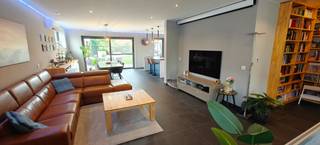 Moderne energiezuinige halfopen woning met 4 slaapkamers in centrumwijk Stekene<br /><br />Deze praktisch ingedeelde woning, voorzien van domotica en airconditioning, in het centrum van Stekene, bied je alle comfort, heeft een onderhoudsvriendelijke tuin en bovendien een EPC-score A (23 kw)<br /><br />Binnenkomen doe je in een ruime hal met aan de linkerkant een rolstoeltoegankelijk toiletruimte.<br />Een moderne steellook deur brengt je in de volledige open leefruimte (+/- 80m²) die je naar smaak kan invullen. Momenteel een bureauruimte, woonkamer en eetkamer.<br />Aan de rechterzijde bevindt zich de open trap (met steentapijt), de bibliotheek en de eerste berging (wasruimte en technieken).<br /><br />De leefruimte komt uit in een open keuken met een groot eiland als eyecacher. Deze keuken is voorzien van alle nodige toestellen (siemens) en heeft zelfs een stoomoven. Je vindt hier ook de 2e berging (ingewerkt).<br /><br />Via het schuifraam kijk je uit op de tuin met terras (24m²) en stenen barbecue met werkblad. <br />De vrijstaande garage (20m²) bevindt zich links achter de woning en op de oprit is plaats voor 4 à 5 auto's.<br /><br />Op de eerste verdieping bevindt zich een ruime nachthal, lichtrijke badkamer, een eerste slaapkamer, een linnenkamer en de masterbedroom met dressing (32m²). De badkamer bevat een apart toilet, dubbele lavabo, ligbad en ruime inloopdouche met 2 regendouches.<br /><br />Op de 2e verdieping bevinden zich, naast een ruime hal, 2 grote slaapkamers, een toilet en een opbergruimte. <br />Boven deze verdieping is via het luik, met gemakkelijke uitvouwbare trap, de ruime zolder bereikbaar.<br /><br />Nog enkele extra troeven:<br /><br />- EPC A - 23<br />- ventilatiesysteem D<br />- horren voor àlle ramen<br />- instapklaar<br />- meerdere camera's voor de veiligheid<br />- vast netwerk + wifi 100% dekking in de hele woning én buiten<br />- domotica-installatie, sensoren in elke ruimte, digitale schakelaars ... alles volledig aanpasbaar naar eigen wens en aan te sturen via je smartphone<br />- mogelijkheid lift - liftschacht reeds aanwezig<br />