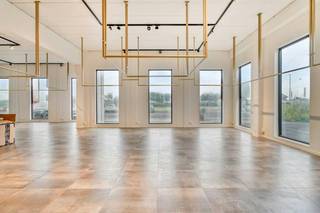 Zoekt u een pand dat indruk maakt? Dit recent gerenoveerde handelspand in Middelkerke, gelegen aan een drukke invalsweg met volop passage,...