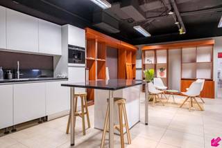 Het winkelcentrum is al meer dan 40 jaar een vaste waarde in Wilrijk.Er zijn verschillende leuke en creatieve zaken gevestigd: kledingwinkels,...