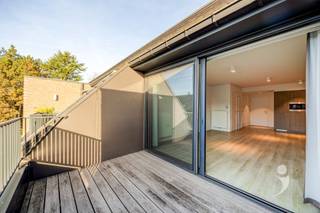 <p><span>Assistentiewoning in het centrum van Herent</span></p><p><span>Een hoogwaardig appartement met de nodige woonassistentie!</span></p><p><span>Het appartement bevindt zich op de bovenste verdieping van een nieuwbouw en bestaat uit een zonnige leefruimte met een makkelijk bereikbaar terras.</span></p><p><span>De leefruimte biedt plaats voor een salon en een eetplaats, deze is gekoppeld aan de open keuken. een volledig ingerichte keuken met alle toestellen. Bij het ontwerp van de keuken is veel aandacht geschonken aan ergonomie en gebruiksgemak.</span></p><p><span>Vlak bij de keuken bevindt zich een bergruimte.</span></p><p><span>Via de nachthal heeft men toegang tot een erg ruime slaapkamer met ingebouwde kast en bureau, apart toilet en een badkamer. Ook in deze badkamer vormen vlotte bereikbaarheid en rolstoelvriendelijkheid de basis voor het ontwerp.</span></p><p><span>De slaapkamer geeft rechtstreeks toegang tot een bijkomende kamer/bergruimte.</span></p><p><span>Het hele appartement is aangepast voor rolstoelgebruikers.</span></p><p><span>Inclusief in de prijs is een ondergrondse parkeerplaats inbegrepen.</span></p><p><span>U beschikt tevens over een aangename gemeenschappelijke tuin, alsook een gemeenschapsruimte waar u terecht kan met bezoek, of kan deelnemen aan verschillende activiteiten.</span></p><p><span>Het gebouw wordt beheerd door i-Mens, zo is er steeds een zorgcoördinator aanwezig die ondersteuning biedt waar nodig, maar ook is er een noodoproepsysteem beschikbaar in ieder appartement. Voor deze bijkomende zorg betaalt u een dagprijs van 13,70 EUR.</span></p><p><span> </span></p><p><span>Interesse? Aarzel niet ons te contacteren voor een bezoek ter plaatse via 016 15 31 15 of <span>info@immolivit.be</span></span><span> </span></p><p><span> </span></p>