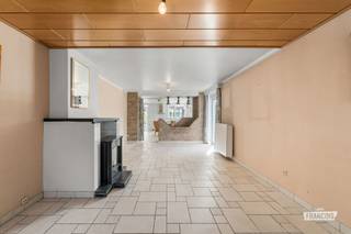 Welkom in de Zonstraat 32 te Torhout!<br /><br />Gelegen in het rustige Sint-Henricus vindt u deze ruime en veelzijdige woning boordevol mogelijkheden. De eigendom is momenteel ingedeeld in een woonst en een aparte praktijkruimte, elk met een eigen inkom. Hierdoor is deze woning uitermate geschikt voor wie wonen en werken wil combineren of op zoek is naar een woning met mogelijkheden tot kangoeroewonen.<br /><br />Via de inkomhal betreedt u de lichtrijke leefruimte met aansluitend de keuken en een praktische berging. Verder beschikt het gelijkvloers over een gastentoilet en een veranda die uitkijkt op de zonnige tuin en een vlotte verbinding creëert tussen binnen en buiten.<br /><br />Op de eerste verdieping bevinden zich maar liefst vijf volwaardige slaapkamers en een functionele badkamer. Daarnaast biedt de zolder nog heel wat extra opbergruimte.<br /><br />De afzonderlijke praktijkruimte bestaat uit een wachtzaal, een bureel en een apart toilet. Dankzij de eigen inkom en de doordachte indeling kan deze ruimte eenvoudig worden ingericht als extra leefruimte, zorgwoning of een tweede woonentiteit.<br /><br />Tot slot beschikt deze halfopen bebouwing over een garage, wat zorgt voor extra parkeergelegenheid en bijkomend comfort.<br /><br />Bent u op zoek naar een ruime woning met tal van mogelijkheden op een rustige locatie in Torhout? Contacteer ons dan snel voor een bezoek!<br /><br />Deze prijs is een vraagprijs. Elk bod onder, boven of gelijk aan deze prijs zal worden voorgelegd aan de eigenaar(s), die deze al dan niet kunnen aanvaarden.<br /><br />