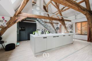Ben jij op zoek naar een karaktervol en bijzonder ruim appartement van maar liefst 188 m² in het bruisende centrum van Oudenaarde? Gevonden!<br /><br />De uitstekende ligging op amper één minuut wandelen van de Markt, de ruime en open leefruimtes, de grote hoeveelheid natuurlijk licht en het gezellige dakterras zijn maar enkele van de vele troeven die we hier terugvinden!<br /><br />INDELING:<br /><br />APPARTEMENT: Je komt het appartement binnen via de inkomhal. Van hieruit kom je terecht in de ruime en open living die naadloos overloopt in de volledig uitgeruste open keuken. Aansluitend aan de keuken bevindt zich een praktische wasplaats/berging.<br /><br />Verder beschikt het appartement over twee ruime slaapkamers, een apart toilet, een bureauruimte en een badkamer.<br /><br />DAKTERRAS: Als extra troef beschikt dit appartement over een ruim en gezellig dakterras. De ideale plek om buiten te genieten, midden in het centrum van Oudenaarde.<br /><br />Lijkt dit ruime en karaktervolle appartement wel iets voor jou? Aarzel dan zeker niet en contacteer ons vandaag nog om een bezoek in te plannen!
