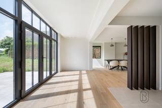 In de Molenstraat in Deerlijk bevindt zich deze instapklare alleenstaande villa op een perceel van 1.448 m², kwalitatief en smaakvol...