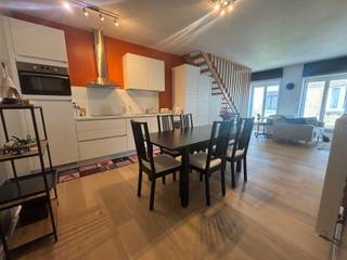 **Duplexappartementje te huur in hartje Leuven!**Op de hoek van de Andreas Vesaliusstraat en de Tiensestraat bevindt zich dit moderne...