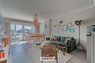 Dit ruime en instapklare appartement bevindt zich op de 2e verdieping in de Troonstraat in Oostende, op korte wandelafstand van de zeedijk te Mariakerke. Dankzij de ligging en het open zicht geniet het appartement van een aangename omgeving en veel natuurlijke lichtinval.<br /><br />De praktische indeling omvat een lichtrijke leefruimte, een keuken, één ruime slaapkamer en een badkamer. Daarnaast beschikt het appartement over een privatieve kelderberging, wat zorgt voor extra opbergruimte.<br /><br />Het appartement beschikt over een EPC-label B en de elektriciteit is conform. Dankzij de combinatie van de instapklare staat, de gunstige ligging nabij de zeedijk en het open zicht is dit een interessante woning als vaste verblijfplaats, tweede verblijf of investering.<br /><br />Contacteer Inti via inti@immofrancois.be of 0499 74 89 74 voor meer informatie of een bezoek.<br /><br />