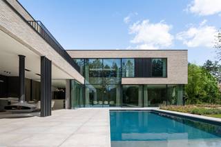 Deze exclusieve villa werd gebouwd door villabouw Sels op een discrete en residentiële ligging te Oud-Turnhout.Zowel op technisch als esthetisch vlak...