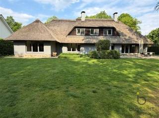 <p><span>Ruime karaktervolle villa met praktijk of als kangoeroewoning met Zuidwest tuin.</span></p><p><span> </span></p><p><span>Gelegen in het residentiële Schilde-Bergen vooraan te Schilde, biedt deze praktijkvilla een unieke combinatie van ruimte, modern comfort en elegante architectuur. Met verschillende verbouwingen, centraal gelegen, vlakbij invalswegen, winkels, scholen, restaurants, sportfaciliteiten, openbaar vervoer en toch rustig midden in het groen.  Met 4 ruime slaapkamers, 2 badkamers en een aparte praktijkruimte/bureau is er voldoende ruimte voor een groot gezin, om gasten te ontvangen EN een vrij beroep of kangoeroewoning.</span></p><p><span>Zodra u het pand betreedt, wordt u verwelkomd in de inkomhal die toegang geeft tot alle kamers op het gelijkvloers. </span></p><p><span>De op maat gemaakte keuken (2019) met directe toegang tot de aangelegde tuin, is uitgerust met kwalitatieve toestellen en hoogwaardige afwerking. </span></p><p><span>De leefruimte (52 m²)  met annex zomerkamer baadt in natuurlijk licht en straalt een warme sfeer uit dankzij de gashaard, ook van hieruit directe toegang tot het ruime terras met een mooi rustgevend tuinzicht.  Zalig vertoeven in de omheinde aangelegde Zuidwest tuin met gezellig terras en groene hoge hagen.</span></p><p><span>De ingerichte praktijkruimte/bureau (80m²) bestaande uit 3 ineen vloeiende kamers, is zowel via de inkomhal alsook via een apart voorziene buitendeur bereikbaar. Deze woning combineert wonen en werken op een doordachte manier waardoor professioneel gebruik perfect kan samengaan met het privéleven, zonder in te boeten aan privacy. Naastgelegen een berging (7.5 m²) met zolder ideaal als archiefruimte of opslagplaats.</span></p><p><span>De 3 slaapkamers (24m² - 14m² - 14m²) boven zijn lichtrijk en praktisch ingericht met maatkasten en voorzien van vliegenramen.   </span></p><p><span>Een polyvalente ruimte (20m²) met veel opbergplaats kan mits 2 extra Velux ramen perfect als 4</span><span><sup>de</sup></span><span> slaapkamer ingericht worden. </span></p><p><span>De 2 vernieuwde badkamers (2023) zijn luxueus afgewerkt met natuursteen en inloopdouches. De hoofdbadkamer beschikt bovendien over een vrijstaand bad.  Beide hebben directe aansluiting met verschillende kamers. </span></p><p><span>Verder is er een inpandige garage met een extra brede (4.5m) hoge (2.45m) automatische poort, deze biedt voldoende opslagruimte en parkeergelegenheid voor één grote wagen en een oprit met 4 parkeerplaatsen.</span></p><p><span>Het huis, volledig onderkelderd bestaande uit 2 praktische keldercompartimenten (57m²) en de rest uit kruipruimten.  Combinatie van overwegend parketvloeren en tegels.  </span></p><p><span>Het dak van de woning is gedekt met riet, totaal vernieuwd in 2000 en bijgevuld in 2025.</span></p><p><span>Dit is een luxe woning die perfect geschikt is voor families of professionals die zoeken naar een voornaam onderkomen in een rustige maar goed bereikbare omgeving.</span></p><p><span> </span></p><p><span>Kom en ontdek deze buitengewone combinatie van ruimte en comfort en maak van deze schitterende villa uw nieuwe thuis. </span></p><p><span>Contacteer ons voor meer info of plan een bezoek aan dit uniek pareltje! <span>www.buytaertimmo.be</span></span><span> </span></p><p><span> </span></p><p><span>Pluspunten: topligging, extra aangrenzende grote praktijk of kangoeroewoning, omheinde en aangelegde Zuidwest tuin, ruimtelijk ingedeeld, nieuwe keuken (2019) en badkamers (2023), nieuwe Vaillantketel (2023), tuinberegening, waterontharder, robotmaaier, vernieuwd dak (2000) en bijgevuld (2025), EPC B, EK conform, Asbest veilig, rolluiken gelijkvloers, vlieghorren 1</span><span><sup>ste</sup></span><span> verdieping en keukendeur…</span></p><p><span> </span></p><p><span> </span></p><p><span> </span></p>