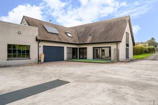 Dit project omvat twee percelen :Perceel NR 4- opp. 3439m2 met polyvalente opslagplaats/loods. van +740m2- 2 afzonderlijke toegangen via grote...