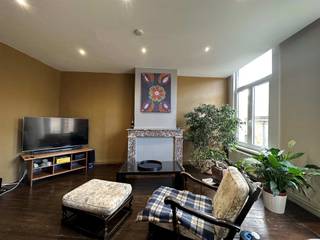 <p><span>Gezellig appartement met zicht op het Hendrik Conscienceplein</span></p>
<p><span> </span></p>
<p><span>Dit knusse appartement bevindt zich op de 2de verdieping en is bereikbaar via de trap (geen lift). De lichte leefruimte met prachtig zicht op het Hendrik Conscienceplein staat in rechtstreekse verbinding met de open keuken dewelke voorzien is van een koelkast, diepvries, oven en elektrische kookplaat met dampkap. De ruime slaapkamer bevindt zich achteraan en is bijgevolg zeer rustig gelegen. Aanpalend de badkamer met douche, enkel lavabomeubel en aansluiting voor de wasmachine. Verder beschikt het appartement over een apart toilet.</span></p>
<p><span> </span></p>
<p><span>Gemeenschappelijke kosten: 95 EUR / maand (provisie privatief water + elektriciteit gemeenschappelijke delen).</span></p>
<p><span>Dit appartement is gelegen op het prachtige Hendrik Conscienceplein, in het midden van het historische hart van de stad. Het is hier gezellig vertoeven met verschillende restaurants, cafés en buurtwinkels op wandelafstand. </span></p>
<p><span> </span></p>
<p><span>Beschikbaar vanaf 1/10/2026 - jaarcontract mogelijk - huurwaarborg 3 maanden</span></p>