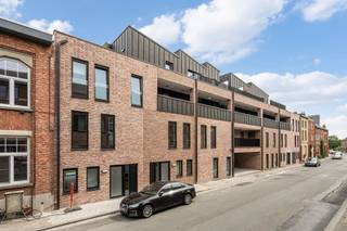 Ontdek Residentie Gersthof, een uniek nieuwbouwproject in het hartje van Aalst. Deze energiezuinige luxe maisonnettes en duplex appartementen combineren modern comfort met een uitstekende ligging, ideaal voor wie op zoek is naar een stijlvolle woonomgeving.<br /><br />Luxe en comfort!<br />De appartementen in Residentie Gersthof zijn ontworpen met oog voor detail en bieden een hoogwaardig afwerkingsniveau. Elk woning beschikt over ruime leefruimtes, grote ramen voor veel natuurlijk licht en riante terrassen waar u kunt genieten van een prachtig uitzicht. Kies voor een appartement of woning met zicht op de groene, aangelegde binnentuin – rust en ontspanning gegarandeerd.<br /><br />Duurzaam en energiezuinig!<br />Residentie Gersthof is gebouwd met de nieuwste energiezuinige technieken, zodat u niet alleen comfortabel woont, maar ook duurzaam en toekomstgericht.<br /><br />Ondergrondse parking en fietsenstalling!<br />Het project beschikt over een ruime ondergrondse parking met voldoende plaats voor auto’s en fietsen. U geniet zo van maximale mobiliteit en veiligheid.<br /><br />Waarom kiezen voor Residentie Gersthof?<br /><br />- Centrale ligging in hartje Aalst<br />- Energiezuinige luxe appartementen en woningen<br />- Ruime terrassen met zicht op een groen omgeving<br />- Ondergrondse parking en fietsenstalling<br /><br />Wonen in Residentie Gersthof betekent wonen in stijl, comfort en rust. Neem vandaag nog contact op voor meer informatie of een bezoek aan dit unieke project.<br />Contacteer Ruben op 0479/ 03 90 17 of mail naar ruben@cornelis-partners.be