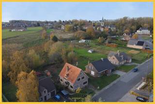 Immo Van Middelem vous propose cette maison A RÉNOVER, située au calme sur un terrain de ± 8a50ca, comprenant 4 chambres (possibilité d’en...