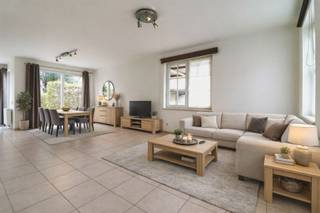 <p><span>RUSTIG GELEGEN INSTAPKLARE GEZINSWONING</span></p><p><span> </span></p><p><span>Deze half open woning komt aardig uit de hoek, een rustige ligging, mooie ruimtes en veel licht vormen de basis voor een perfect woonklimaat.</span></p><p><span><br />De voortuin met groene invulling en praktische oprit brengt ons naar de inkom met toilet en traphal die doorsteekt tot op zolder.<br />De lichtrijke leefruimte pakt uit met een aangenaam tuinzicht.  De open keuken kreeg een grootse invulling, er is een aansluitende ontbijthoek met aangenaam tuincontact. Naastliggend is een praktische berging.</span></p><p><span> </span></p><p><span>Op het eerste verdiep zijn 2 mooie slaapkamers, een apart toilet en een goed uitgeruste badkamer.  De derde slaapkamer kreeg extra large afmetingen en een aparte dressinghoek.<br />Achteraan overheerst de zon, een groot terras en groene tuin zijn perfecte georiënteerd en staan garant voor gezellige buitenmomenten.   </span></p><p><span><br />Met handige carport met fietsenberging die doorsteekt naar de tuin.</span></p><p><span> </span></p><p><span>RUSTIGE LOCATIE<br />3 RUIME SLAAPKAMERS<br />GUNSTIG EPC</span></p><p><span> </span></p><p><span>Alle info: www.bellegemkerkdreef20.be</span></p>