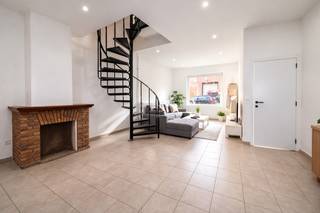 Deze centraal gelegen woning in de Passtraat combineert comfort, functionaliteit en groeipotentieel op een uitstekende locatie. Bij binnenkomst komt u in de inkomhal die toegang geeft tot de ruime, open leefruimte, een lichte en uitnodigende plek om te ontspannen of in te richten naar eigen wens. De gesloten keuken is praktisch ingericht en sluit aan op een bergruimte, ideaal voor extra opslag. De gelijkvloerse badkamer is voorzien van douche, toilet en aansluiting voor een wasmachine, waardoor alles voor dagelijks comfort binnen handbereik is.<br /><br />Achteraan de woning ligt een binnenkoer met een gezellige stadstuin, een rustig plekje midden in de stad om van de zon en frisse lucht te genieten. Op de eerste verdieping bevinden zich twee volwaardige slaapkamers, praktisch ingedeeld. De afgewerkte zolderverdieping biedt extra mogelijkheden, bijvoorbeeld als derde slaapkamer, bureau of hobbyruimte.<br /><br />Wat deze woning extra aantrekkelijk maakt, is het energiezuinige karakter. Met een EPC-label C geniet u van een duurzame woning die zowel praktisch als toekomstgericht is.<br /><br />De ligging is bijzonder gunstig: winkels, scholen, openbaar vervoer en belangrijke invalswegen liggen op korte afstand. Dankzij de centrale locatie en instapklare staat is dit een uitstekende keuze voor starters of investeerders.