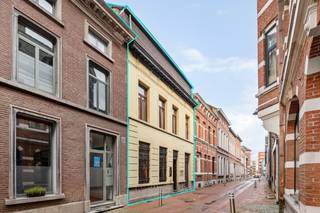 Zéér gunstig gelegen woning aan de Groene Hofstraat, een <em>enkelrichtingsstraat in het centrum van Boom</em> nabij de Grote Markt. Het bevindt zich op wandelafstand van alle winkels, scholen en het openbaar vervoer (bis en trein). Zéér <em>centraal en commercieel</em> gelegen op slechts 3 min. rijden van de oprit A12 Antwerpen-Brussel.  Er is parkeergelegenheid in de onmiddellijke omgeving.  <br /><br />Het eigendom is geschikt als zéér ruime woonst (495m² bewoonbare oppervlakte) met mogelijk dakterras en/of binnentuin. Het eigendom leent zich perfect als woonst met loftgevoel, combinatie<em> wonen/werken of vrij beroep en/of kangoeroewoonst</em>.  <br /><br />Het voorgebouw is onderkelderd.  De indeling is als volgt: GLVL: een hoofdinkom én een aparte ruime inkom, een salon met originele marmer schouwen, molluren en een plafondhoogte van 3m40, een traphall, een polyvalente ruimte (thans praktijk) met lichtkoepel (omvormbaar tot loft of duplex), apart sanitair achteraan en een werkruimte met lichtkoepel; 1eV APP LINKS: een traphall,  een ingerichte keuken, een klassiek ingerichte badkamer, een woonkamer en een slaapkamer; 1eV RUIMTE RECHTS &amp; ACHTERAAN VIDE: een berging en een inkom en traphall achteraan; 2eV: een zeer ruime <em>ZOLDER</em> van 80m2 met vaste betonnen trap en mogelijkheid tot 3 slaapkamers.  Mogelijkheid tot aanleg van een dakterras op de 1eV. <br /><br />Dit huis dateert van 1910 en heeft veel authentieke elementen.  Wenst u een bezichtiging in deze herenwoning? Contacteer ons via 03 459 99 99 of info@leximmo.be voor een bezichtiging ter plaatse. <br /> 