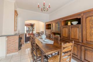 Immo Pické biedt u deze gunstig gelegen woning aan in Dilbeek, gelegen in de nabijheid van scholen, winkels, openbaar vervoer, invalswegen en alle voorzieningen. Deze woning is gelegen in woongebied met landelijk karakter en bestaat op de gelijkvloerse verdieping uit een inkomhal met toilet, een woonkamer, een eetkamer, een ruime veranda en een geïnstalleerde keuken. Op de eerste verdieping beschikt deze woning over een nachthal, 3 slaapkamers (15 m², 9 m² en 6,50 m²) en een eerste badkamer met inloopdouche, lavabo en een toilet. Op de tweede verdieping werd de zolder ingericht als bijkomende slaapkamer van 25 m², met aansluitend nog een tweede badkamer met douche, lavabo en toilet. Achteraan heeft deze woning een gezellige zuidwest gerichte tuin met terras. Ondergronds zijn bovendien nog enkele kelderruimtes terug te vinden, die kunnen gebruikt worden als stockageruimte. Extra informatie: airconditioning, geen renovatieplicht, dubbele beglazing, rolluiken (deels elektrisch), houtcassette, ...