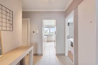Recent werd dit appartement volledig gerenoveerd waardoor het instapklaar is. Vanwege de ligging (7de verdieping) heb je een adembenemend uitzicht! Alle voorzieningen bevinden zich op wandelafstand (centrum Genk) doch is het er zeer rustig wonen. De grote raampartijen zorgen voor veel natuurlijk licht en een prachtig verzicht. <br />In de leefruimte is er een prachtige en praktische ingebouwde kastenwand. Deze geeft een mooie toets aan de living én toegang tot een berging. De keuken is volledig geïnstalleerd en voorzien van een handig (overdekt) terras. In 2025 werd de badkamer gerenoveerd en voorzien van een inloopdouche. Verder is er een apart toilet en 2 slaapkamers waarvan momenteel 1 dienst doet als dressing/wasplaats. In de kelderverdieping is er een berging. De garagebox is inbegrepen in de prijs!<br /><br />TROEVEN:<br />+ EPC B = geen renovatieverpliching<br />+ Asbestveilig<br />+ Instapklaar<br />+ garagebox inbegrepen<br />+ Prachtig uitzicht<br /><br />Interesse? 011/873307 of info@puur-groep.be