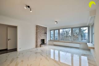 Op de grens Berchem / Borgerhout  in de wijk Groenenhoek, vinden we dit lichtrijk en volledig vernieuwd hoekappartement met 3-slpk.Restaurants,...