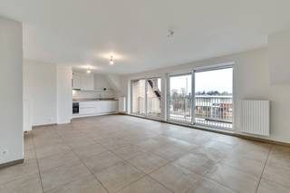 <p>Bent u op zoek naar een stijlvol en modern appartement waar ruimte en comfort centraal staan?<br />Dit prachtige duplexappartement op de 2de verdieping, gelegen in het mooie Desselgem, biedt alles wat u wenst.<br />Slechts enkele kilometers ten westen van Waregem-centrum en langs de charmante rivier de Leie combineert dit appartement rust, bereikbaarheid en luxe.<br /><br />Met een royale oppervlakte van 137 m² en een doordachte indeling geniet u hier van ultiem wooncomfort:<br />Een ruime inkomhal en een gastentoilet met een vaste trap naar de bovenverdieping<br />Een badkamer, uitgerust met een douche en dubbele wastafel, en een bijhorende aparte berging/technische ruimte.<br />3 slaapkamers, waaronder een masterbedroom op de bovenverdieping met een eigen dressing en een volledig uitgeruste 2de badkamer. Deze badkamer beschikt over een ligbad, douche, toilet en dubbele wastafel – een echte privé-oase!<br />Een zeer ruime, lichtrijke woonkamer van maar liefst 43 m² met een volledig geïnstalleerde open keuken. De woonkamer geeft toegang tot een zuidgericht terras, waar u de hele dag door van de zon kunt genieten.<br />Een privatieve kelderberging voor extra opslag.<br /><br />Minstens 1 grote garageboxen van 25 m², ideaal voor de wagen, fietsen en bijkomende spullen.<br />(prijs excl. kosten) (1 tot 2 garageboxen verplicht bij te nemen, in totaal €25.000 excl kosten per garagebox)</p>
