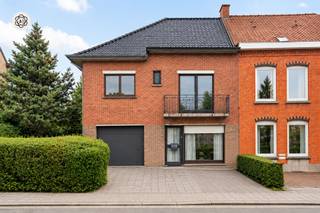 <p>Ruime gezinswoning met 4 slaapkamers op uitzonderlijk perceel van 2.330 m²!<br /><br />Bent u op zoek naar een ruime woning met veel potentieel en een uitzonderlijk groot perceel? Deze halfopen woning biedt maar liefst 230 m² bewoonbare oppervlakte, 4 slaapkamers en een prachtig perceel van 2.330 m². Gelegen in woongebied en nabij winkels, scholen, openbaar vervoer en het station, combineert deze eigendom ruimte met een vlotte bereikbaarheid. Bovendien is er een ruime zolder die omgevormd kan worden tot slaapkamer, bureau, hobbyruimte. De ruime voorkamer biedt mogelijkheid om wonen en werken te combineren.<br /><br />INDELING:<br />Inkomhal, lichtrijke leefruimte, grote ruimte die kan dienen als woonruimte of werkplek, keuken, badkamer met douche, wasplaats en 4 volwaardige slaapkamers. Verder beschikt de woning over een veranda, praktische bijkeuken, kelder en een ruime zolder met mogelijkheid tot inrichting. Bovendien is de woning volledig onderkelderd.<br /><br />Buiten geniet u van een enorme tuin van ca. 2.200 m², plaats voor twee wagens en een tuinhuis. Dankzij deze extra ruimtes is het pand ideaal voor hobbyisten, zelfstandigen of wie nood heeft aan extra opslagruimte. Bovendien biedt deze woning een mooi potentieel tot kangoeroe-wonen. <br /><br />Voor wie is deze woning ideaal?<br />♦ Gezinnen die op zoek zijn naar veel woonruimte en een grote tuin.<br />♦ Kopers die een woning met renovatiepotentieel willen omvormen tot hun droomwoning.<br />♦ Iemand die een ruim terrein zoekt om dieren te houden.<br /><br />Te koop via Immo Beguin, jouw vastgoedexpert sinds 2009. Met kantoren in Ronse, Waregem, Kortrijk, Deinze, Doornik en Lessines.<br />✉️ info@immobeguin.be</p>