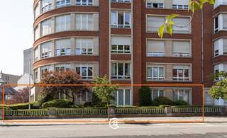 Doe een bod vanaf 799 000 euro.CAMBRE – Uitzonderlijk luxueus gelijkvloersappartement met tuin tegenover Ter Kamerenbos Uniek en prestigieus gelijkvloersappartement van 187 m² bruto met privatieve tuin van 60 m², ideaal zuidoost georiënteerd, gelegen tegenover het prachtige Ter Kamerenbos. Deze volledig gerenoveerde residentie werd afgewerkt met uitzonderlijke kwaliteitsmaterialen en biedt een perfecte combinatie van elegantie, comfort en veiligheid. De lichtrijke leefruimtes en kamers zijn voorzien van een prachtige eiken parket in eerste kwaliteit bâton rompu en talrijke ingemaakte kasten. Het appartement beschikt over 3 slaapkamers en 3 en-suite badkamers, een volledig uitgeruste SieMatic-keuken met Siemens apparaten, buanderie en twee afzonderlijke toegangen (hoofdingang en service-ingang). De beveiliging wordt verzekerd door beveiligde deuren, bewegingsdetectoren en camerabewaking. Een unieke afwerking met bijzondere, niet-standaard materialen dIe deze eigendom een exclusieve en tijdloze uitstraling geven. Een zeldzame eigendom op een absolute toplocatie, met mogelijkheid tot aankoop van een garagebox (€ 50.000).