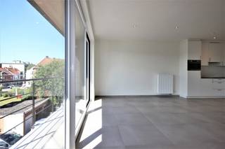 Dit modern appartement bevindt zich op de 1ste verdieping en is gelegen pal in het centrum van Beveren.<br /><br />De indeling is als volgt: inkomhal/nachthal met gastentoilet, ruime lichtrijke woonkamer met open ingerichte keuken en aansluitend een zonnig terras.<br /><br />Verder zijn er nog 2 slaapkamers, een praktische berging/wasplaats en een badkamer met inloopdouche en lavabomeubel.<br /><br />Als extra troef zijn er geen gemeenschappelijke kosten en is er een autostaanplaats. Beschikbaar vanaf 1/2/26.<br /><br />Wij leiden je graag rond!