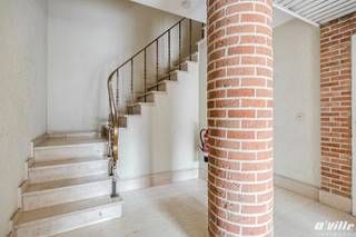Lichtrijk appartement op de bovenste verdieping bestaande uit; inkomhal met vestiaire en ingemaakte kast, een ruime woonkamer met terras, ingerichte keuken, 2 slaapkamers (waarvan één met ingemaakte kast en terras), badkamer met ligbad/douche en meubel met dubbele lavabo, een apart toilet met handwasbakje en een praktische was- en stookruimte. Het appartement beschikt over een gunstig EPC van 208 kWh/m²jaar, een extra bergruimte/kelder op -1 en een gesloten garagebox. Bushalte op amper 50 meter, scholen en winkels op wandelafstand. Strategisch gelegen nabij belangrijke invalswegen en autosnelwegen. Gemeenschappelijke kosten 100 euro/maand, (kuisploeg, brandverzekering, syndicus, gemeenschappelijk water, gemeenschappelijk elektriciteit.