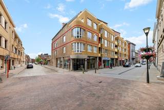 Ruim appartement van ca. 135 m² op de 2de verdieping centraal gelegen vlakbij de Grote Markt te Turnhout met ruime woonkamer, gesloten keuken, berging, gastentoilet, 3 slaapkamers, badkamer en terras. Garagebox in de kelderverdieping verplicht aan te kopen aan 20.000,00euro.<br /><br />Indeling:<br />De inkomhal biedt toegang via de dubbele deur tot de ruime woonkamer op parket. <br />De ingerichte keuken met ontbijthoek beschikt over een praktisch aansluitende berging/wasplaats met tevens toegang tot de hal.<br />Achteraan het appartement treffen we de 3 slaapkamers aan waarvan de masterbedroom over het terras beschikt met ZO oriëntatie.<br />De badkamer is voorzien van een bad, dubbele wastafel en toilet.<br />Dit appartement is netjes afgewerkt met hoogwaardige parket in zowel het woon- als het slaapgedeelte.<br />Extra troef is dat het hier over een hoekappartement gaat waardoor er veel lichtinval is in de diverse leefruimtes.<br /><br />Kenmerken:<br />* EPC-label: B! Nieuwe verwarmingsketel merk Bosch geplaatst in 2024, superisolerende 4-seizoensbeglazing aangebracht in 2024<br />* geen asbest aanwezig<br />* conforme elektrische keuring<br />* de gemeenschappelijke daken zijn dit jaar geïsoleerd en terrassen zijn vernieuwd, tevens is de gevel gereinigd