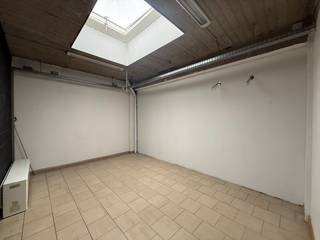 Commercieel gelijkvloers op supercentrale ligging in het stadscentrum van Lier. +/- 81 m².Indeling:Winkelruimte op tegels.Keuken voorzien van...