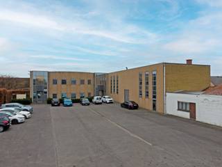 Bedrijfspand met circa 6.700 m² magazijnruimte en +/- 500 m² kantoren, gelegen in Deerlijk. Het pand bevindt zich op slechts 5 minuten van de op-...