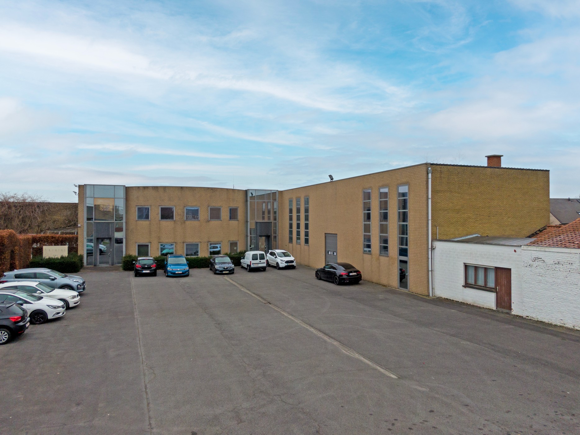 Magazijnruimte +/- 6.700m² met 820m² kantoren in Deerlijk - photo 1