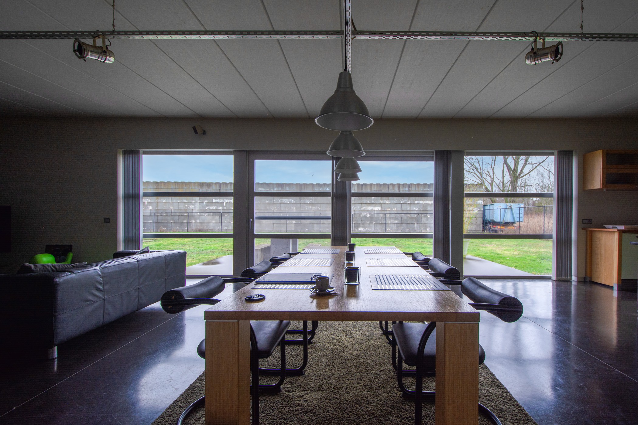 Bedrijfseigendom met kantoor, woning, loodsen en industriegrond van 3.670 m² - foto 5