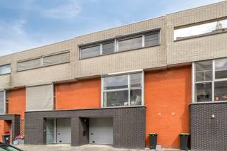 <p>Ruime gezinswoning met garage aan de stadsrand van Mechelen.</p>
<p> </p>
<p>Deze woning combineert een praktische indeling met veel natuurlijk licht dankzij de grote raampartijen. De woning bevindt zich in een aangename woonkern nabij openbaar vervoer, het treinstation en belangrijke invalswegen, wat zorgt voor een vlotte bereikbaarheid. Met drie slaapkamers, een bureel en een garage biedt deze ééngezinswoning alle ruimte voor comfortabel wonen. De functionele indeling maken het geheel extra aangenaam voor gezinnen of wie graag ruim woont. Bovendien beschikt de woning over een gunstig EPC-label B.</p>
<p> </p>
<p>Belangrijkste ruimtes:<br />• Inkomhal met toegang tot de verschillende leefruimtes<br />• Lichtrijke woonkamer met grote raampartijen<br />• Keuken met oven, microgolfoven, koelkast, elektrische kookplaat, dampkap, vaatwasser en dubbele spoelbak<br />• Praktisch bureel geschikt voor thuiswerk of hobbyruimte<br />• Toilet<br />• Garage met directe toegang tot de woning<br />• Kelder met aansluiting voor wasmachine<br />• Nachthal<br />• Berging met verwarmingsketel<br />• Drie slaapkamers<br />• Extra toilet</p>
<p> </p>
<p>Troeven:<br />• Ruime ééngezinswoning met praktische indeling<br />• Grote raampartijen zorgen voor veel lichtinval<br />• Garage en vlotte bereikbaarheid nabij station en invalswegen</p>
