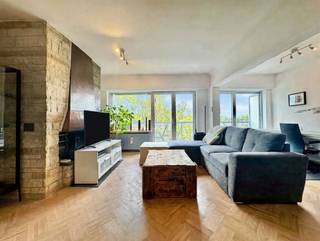 <div>Op zoek naar een comfortabel en modern appartement op een gunstige locatie? Dit aangename appartement in residentie Talmar biedt een mooie combinatie van ruimte, licht en praktisch wooncomfort.</div><div> </div><div>Via de inkomhal kom je terecht in de ruime leefruimte, waar de grote raampartijen zorgen voor een aangename lichtinval. De woonkamer sluit mooi aan op de open keuken, die voorzien is van de nodige moderne toestellen en een centrale plaats inneemt binnen de leefruimte.</div><div> </div><div>Verder beschikt het appartement over twee volwaardige slaapkamers. De master bedroom biedt voldoende ruimte voor een comfortabel bed en extra opberging, terwijl de tweede kamer flexibel kan worden ingericht als slaapkamer, bureau of hobbyruimte.</div><div> </div><div>De badkamer is uitgerust met een douche en daarnaast is er een afzonderlijk toilet. Een extra pluspunt is de praktische berging, die zorgt voor de nodige extra opbergruimte.</div><div> </div><div>Ook op vlak van comfort en uitstraling werden er de nodige vernieuwingen uitgevoerd. Zo werden alle ramen gerenoveerd en voorzien van ingebouwde rolluiken. Daarnaast werden ook de balustrades vernieuwd en afgewerkt in glas, wat de residentie een moderne en eigentijdse uitstraling geeft.</div><div> </div><div>Buiten beschikt het appartement over maar liefst twee terrassen. Zo kan je op elk moment van de dag genieten van de buitenlucht en het mooie uitzicht.</div><div> </div><div>Als extra bergruimte is er in de kelder van de residentie nog een private opbergbox aanwezig.</div>