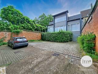 Immo Store presenteert dit ruime en bijzondere 2-slaapkamerappartement, oorspronkelijk ingericht als een 3-slaapkamerappartement (zie plannen in de fotoreportage). Rustig gelegen in de achterbouw van een kleinschalige mede-eigendom en beschikt over een ruime privétuin. De leefruimte vormt samen met de stijlvolle Lamborghini designkeuken het hart van het appartement. Aansluitend bevindt zich een extra open ruimte die flexibel kan worden ingericht als bureau, zithoek of extra slaapplaats. Verder beschikt het appartement over een badkamer met bad, douche en toilet, een eerste slaapkamer en een ruime master bedroom met rechtstreekse toegang tot het terras. Ook op technisch vlak is het appartement helemaal mee met zijn tijd, met zonnepanelen, vloerverwarming en een warmtepomp: hedendaags wooncomfort met aandacht voor energiezuinigheid. De ligging is een absolute troef: vlak bij gemeenschapscentrum De Kroon en de Oude Kerk, met toegang tot het groene Wilderbos. Ook het Schweitzerplein, winkels, openbaar vervoer en tal van andere voorzieningen bevinden zich op wandelafstand. Een verrassend ruim appartement dat rust, groen, comfort en een centrale ligging combineert, midden in Sint-Agatha-Berchem. Grijp deze unieke IMMO STORE-kans en plan vandaag nog uw bezoek! Bel ons op 02/203.03.03 of stuur een mail naar info@immo-store.be!