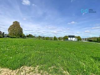 <p>Superbe terrain d’environ 9 ares 05 ca situé dans le charmant village de Cognelée, à proximité de Namur et des principaux axes routiers.<br /><br />Ce terrain à bâtir offre un cadre calme et agréable pour la réalisation de votre projet de construction (sous réserve d’acceptation de la commune). Il dispose d’environ 18,03 m de largeur à rue et 50,35 m de profondeur. Terrain plat avec orientation Nord-Ouest à l’arrière.<br />Terrain entièrement équipé (impétrants à rue), situé en zone d’habitat à caractère rural et libre de tout constructeur, vous permettant de concrétiser le projet de votre choix.<br /><br />Le bornage est à charge de l’acheteur.<br /><br />Vente sous réserve d'accord du propriétaire.<br />***** Pour recevoir d'autres opportunités en exclusivité, nous vous invitons à nous contacter directement. Nous sommes disponibles pour vous accompagner dans votre recherche d'achat ou d'investissement ainsi que dans votre projet de vente. Pour toute demande d'évaluation GRATUITE et SANS ENGAGEMENT, contactez votre expert au 0475/90.75.40. *****</p>