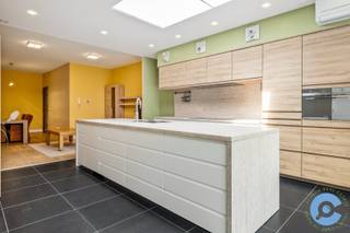 Deze up-to-date woning is centraal gelegen nabij het centrum van Burcht en op amper 10 minuten van het centrum van Antwerpen.  Makkelijk bereikbaar via het openbaar vervoer en dichtbij de oprit van de E17 Gent-Antwerpen.<br /><br />De woning bestaat uit een inkomhal met ingemaakte kastenwand en een apart gastentoilet. Vanuit de hal loop je zo de lichtrijke leefruimte in, met aparte eetplaats en zithoek. De recent vernieuwde keuken werd voorzien van alle comfort en een heerlijk kookeiland.<br /><br />Vanuit de keuken heb je rechtstreeks toegang tot de veranda. Die geeft op zijn beurt uit op de zonnige tuin, waar het heerlijk vertoeven is. Aan de achterzijde van het perceel ligt nog een grote dubbele garage, geschikt voor 2 auto’s en extra stockage.<br /><br />Op de eerste verdieping vind je 2 ruime slaapkamers, waarvan één met een aparte dressing. De recent vernieuwde badkamer beschikt over een grote douche, dubbele lavabo en toilet.<br /><br />Aan bergruimte geen gebrek. De woning heeft een ruime berging op het gelijkvloers en een volledig afgewerkte zolderverdieping (met vaste trap).<br /><br />Troeven: centrale ligging, gunstig EPC, zonnepanelen, airconditioning, recent verbouwd, alarminstallatie, …<br /><br />Heb je na het bekijken van de virtuele tour nog bijkomende vragen of kom je graag eens ter plaatse op verkenning?  Bel Dries op 0470/107 217.<br /> 