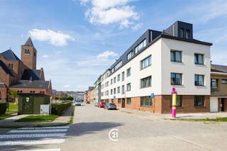 <p><span>Dit ruime gelijkvloers appartement van 135 m² beschikt over een aangename woonkamer met aansluitende keuken, een ruime berging, apart toilet, 3 volwaardige slaapkamers en 2 badkamers.</span></p><p><span>Het appartement beschikt tevens over een terras met doorgang naar de bijhorende parkeerplaats, inbegrepen in de huurprijs. In de kelder is er een ruime kelderberging, bereikbaar via de lift. Huurders kunnen eveneens gebruikmaken van een afgesloten gemeenschappelijke fietsenberging.</span></p><p><span>Het appartement is energiezuinig (EPC B) en wordt verwarmd via centrale verwarming met radiatoren op aardgas.</span></p><p><span>Gelegen op wandelafstand van het station van Zottegem, met tal van groene zones in de nabije omgeving.</span></p><p><span>Onmiddellijk beschikbaar.</span><br /><span>Huurprijs: €995/maand + €70 forfaitaire gemeenschappelijke kosten.</span></p>