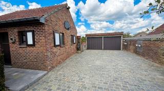 <h1><span>Move-in ready house with 3 bedrooms, beautiful garden, 2 garages, and plenty of opportunities in Lierde</span></h1><p><span>Looking for a move-in ready house where space, comfort, and a beautiful outdoor environment come together? This well-maintained family home in Deftinge (Lierde) is quietly located, a short distance from the center, with a quick connection to Geraardsbergen and Brakel.</span></p><p><span>Layout</span></p><p><span>Ground floor</span><span><br />Through the entrance hall with guest toilet, you enter the spacious and light-filled living area, where large windows create a pleasant atmosphere. The fully equipped kitchen seamlessly connects to a practical and spacious utility room/storage. Additionally, there is another storage room with a shower room on the ground floor.</span></p><p><span>First floor</span><span><br />The night hall provides access to three full-sized bedrooms and a well-maintained bathroom, equipped with a bathtub, sink unit, and toilet.</span></p><p><span>Basement</span><span><br />The house also has a practical basement, ideal for extra storage space.</span></p><p><span>Outside</span><span><br />At the back, you can enjoy a large covered terrace with a beautiful view of the beautifully landscaped garden. The outdoor space is a real asset and offers everything for those who love tranquility, gardening, and outdoor living.</span></p><p><span>In addition, the property features:</span></p><ul><li><span>A multifunctional storage/workshop of approx. 25 m² with a separate entrance and attic space, ideal for a self-employed activity, practice space, hobby workshop, or home office.</span></li><li><span>Two spacious garages.</span></li><li><span>A greenhouse and stylish pergola.</span></li><li><span>A relaxation area with jacuzzi.</span></li><li><span>A large vegetable garden.</span></li><li><span>A pasture with shelter, perfect for animal lovers or anyone wanting extra outdoor space.</span></li></ul><p><span>Additional advantages</span></p><ul><li><span>Move-in ready.</span></li><li><span>EPC label D: </span><span>no renovation obligation</span><span>.</span></li><li><span>Central heating on fuel oil.</span></li><li><span>Quiet location near the center of Deftinge.</span></li><li><span>Quick accessibility to Geraardsbergen and Brakel.</span></li><li><span>Numerous possibilities for hobby, self-employed activities, or for combining living and working.</span></li></ul><p><span>Are you looking for a spacious home with a beautiful garden and many extra possibilities? Then this property is definitely worth a visit!</span></p><p><span>Interested?</span><span> Respond via the ad. We will then personally contact you to schedule a visit.</span></p>
