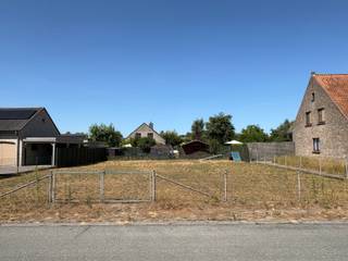 <p>Dit perceel bouwgrond van 19m breed is gelegen in een rustige omgeving en meer bepaald in een doodlopende straat.</p>
<p>Dit op fiets- of wandelafsprand van winkels, scholen,... in Sijsele. Daarnaast zijn ook Brugge, Maldegem,... vlot bereikbaar. <br /><br />Op deze locatie uw nieuwe thuis bouwen? <br />Contacteer Bonne Vastgoed 7 op 7 voor meer info via 050/73.73.73 of info@bonnevastgoed.be</p>