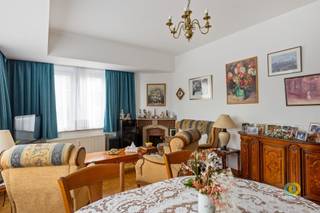 <p><span>Découvrez cet agréable appartement de deux chambres à coucher bien entretenu, situé au troisième étage d'un immeuble de cinq étages sur la Joseph Benoit Willemsplein à Laeken. Situé au calme dans un quartier agréable et très bien desservi par le centre de Bruxelles, il est proche des transports en commun, des commerces et des écoles. Grâce à cette situation centrale, l'appartement est non seulement idéal pour une occupation par le propriétaire, mais aussi particulièrement intéressant en tant qu'investissement. En entrant dans l'appartement, vous arrivez dans le hall d'entrée qui donne accès à toutes les pièces. À l'avant se trouve l'espace de vie lumineux avec de grandes fenêtres qui créent une atmosphère agréable et de l'espace pour un coin salon et un coin repas. Au milieu de l'appartement se trouve la zone nuit avec deux chambres et une salle de bains bien entretenue avec douche et lavabo. Il y a également une toilette séparée. La cuisine fonctionnelle située à l'arrière offre un grand espace de rangement. L'ancien balcon a été transformé en espace de rangement pratique, mais peut facilement être rouvert pour devenir une terrasse. L'appartement dispose également d'une cave privée. Il vous sera également possible d'acquérir le garage situé de l'autre côté de la rue, un atout supplémentaire qui augmente considérablement le confort et la rentabilité de l'appartement.</span><span> </span></p>