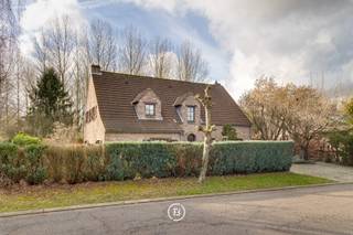Gelegen in het domein van Bouchout kan u deze op te frissen villa terugvinden op een perceel van 12,2 are. De woning is gelegen in alle...