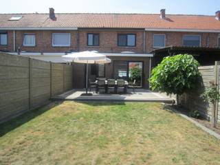 <p><span><strong>CENTRAAL GELEGEN WONING MET 3 SLAAPKAMERS OP EEN PERCEEL VAN 2A 54 CA TE HASSELT (BANNEUXWIJK)</strong><br /><br />Op zoek naar een gezellige woning op een toplocatie? Deze rijwoning vinden we terug vlakbij het centrum van Hasselt. De Banneuxwijk is een centraal gelegen wijk, die vlot toegang biedt tot autostrade en de driehoek Bokrijk-Hasselt-Zonhoven. Op fiets- en wandelafstand vind je het natuurdomein Kiewit en Bokrijk, op een boogscheut dan weer het centrum van Hasselt.</span></p>
<p><span>Met een bewoonbare oppervlakte van 114 m² biedt deze woning alles wat je nodig hebt voor comfortabel wonen. Binnen vind je een ruime living, inkomhal, keuken en berging. Boven: drie slaapkamers, een nachthal en een badkamer. Ook beschikt de woning over een praktische kelder voor extra opslag. De woning is technisch goed in orde: de elektrische installatie is conform, het EPC-label is een degelijke C en de recente HR-ketel (Vaillant Ecotec Plus, slechts 4 jaar oud) zorgt voor efficiënte verwarming. Het dak werd in 2025 vernieuwd en de ramen zijn uitgerust met dubbel glas — instapklaar dus, zonder grote zorgen.</span></p>
<p><span>Buiten geniet je van een mooi aangelegde tuin op een perceel van 2 are 54 centiare, met oostelijke oriëntatie. Ideaal voor een zonnig ontbijt op het terras terwijl de dag rustig op gang komt. De tuin is volledig omheind, beschikt over een ruim tuinhuis en heeft achteraan toegang tot een servitudeweg — handig voor fietsen, tuinmateriaal of gewoon een praktische achteruitgang.</span></p>
<p><span>Kort samengevat: een verzorgde woning met drie slaapkamers, een fijne tuin en een uitstekende ligging nabij Hasselt centrum. Perfect voor wie comfortabel wil wonen met alles binnen handbereik.</span></p>
<p><span>Interesse? Contacteer ons op info@momentumvastgoed.be of bel ons op 011 96 51 76</span></p>